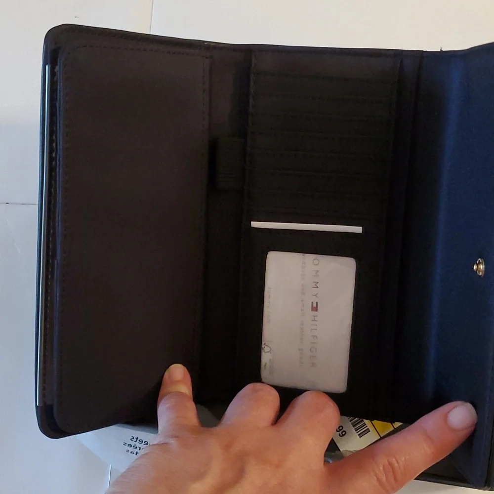 New in box authentic women's Tommy Hilfiger leather wallet